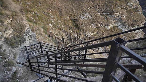 В Чечне для туристов к концу года достроят лестницу к горной пещере с родником
