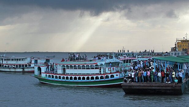 В Бангладеш затонул паром с сотней пассажиров на борту