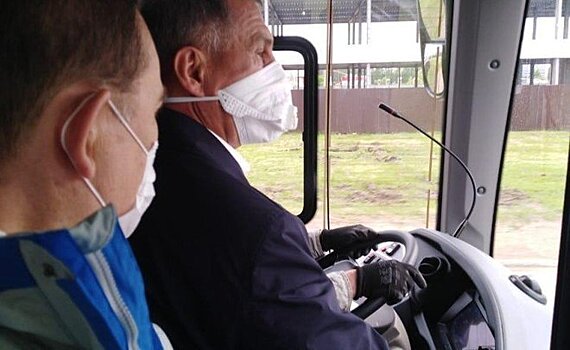 Минниханов приехал на электробусе к КАМАЗу
