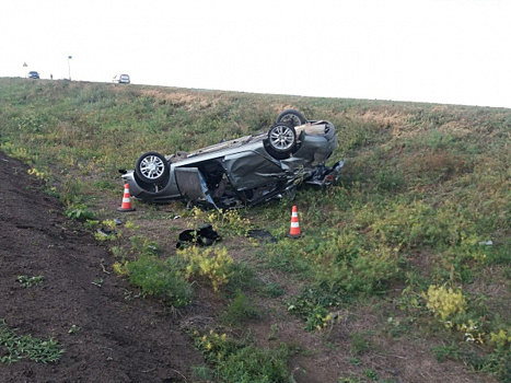 В Самарской области пьяный водитель на скорости слетел с дороги и перевернулся