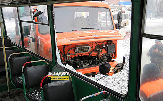 «Нашла коса на камень» – КамАЗ въехал в троллейбус