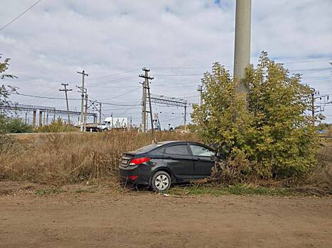 В Оренбурге иномарка врезалась в ЛЭП