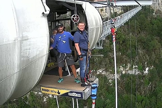 Депутат Госдумы прыгнул с 200-метрового моста в Сочи