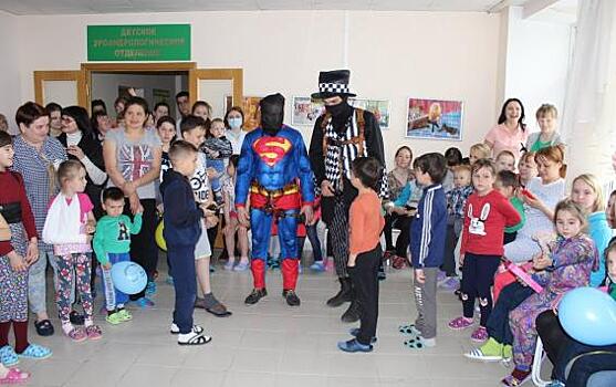 Курская Росгвардия устроила день знаний в областной детской больнице