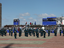 На Площади Славы в Хабаровске участники фестиваля «Амурские волны-2024» дали концерт для военнослужащих и юнармейцев