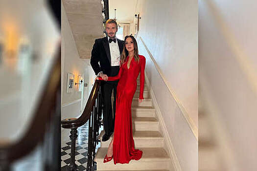 Дизайнер Бекхэм выложила фото в платье с глубоким декольте с мужем Дэвидом