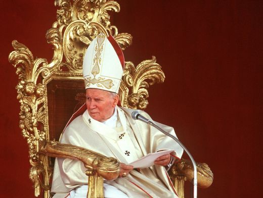 Крест, у которого Папа Иоанн Павел II служил мессу, сгорел.