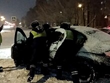Трое сотрудников ГАИ вытаскивали из машины водителя-дебошира в Дзержинске