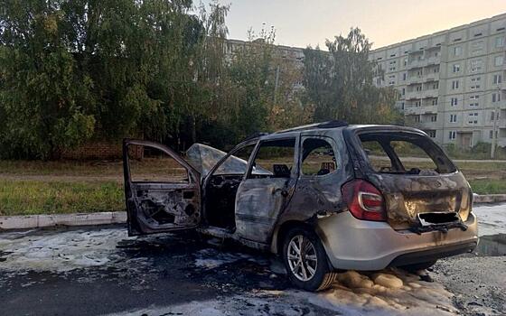 В Сасове в ночь на 1 октября во дворе дома сгорел автомобиль