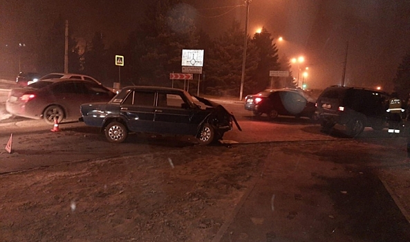 На круговом перекрестке в Волжском ВАЗ протаранил иномарку