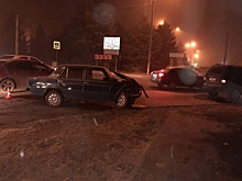На круговом перекрестке в Волжском ВАЗ протаранил иномарку