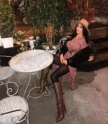 Алена Водонаева на спор задрала платье и раздвинула ноги