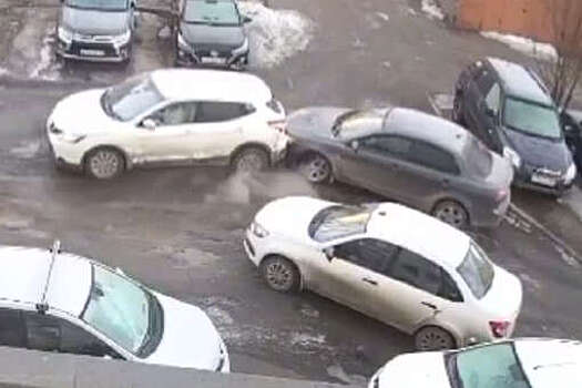 В Башкирии пенсионерка перепутала педали и разметала машины на парковке