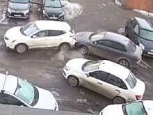 В Башкирии пенсионерка перепутала педали и разметала машины на парковке