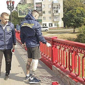 В Чернигове активисты «Нацкорпуса» покрасили мост в красный цвет