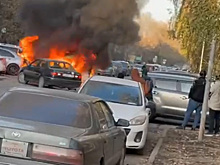 Пожар на Новогодней: в Новосибирске сгорел автомобиль и пострадали соседние