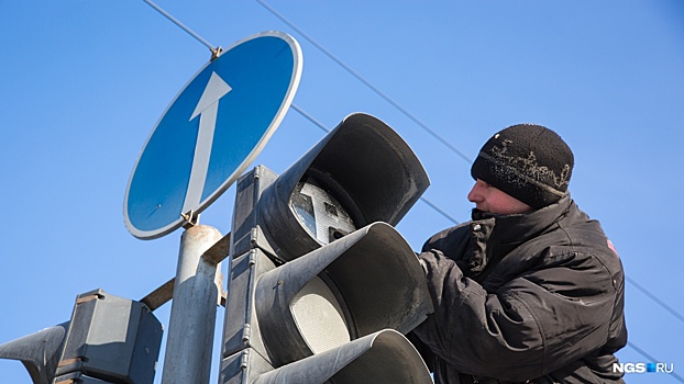 «Все отключились в одно время»: на Красном проспекте массово погасли светофоры
