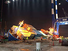 Контейнеровоз Amnah опрокинулся в порту Стамбула