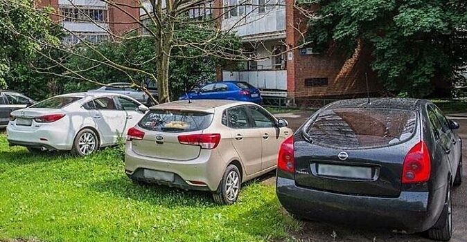 Костромские власти пересмотрели ответственность за парковку на газонах