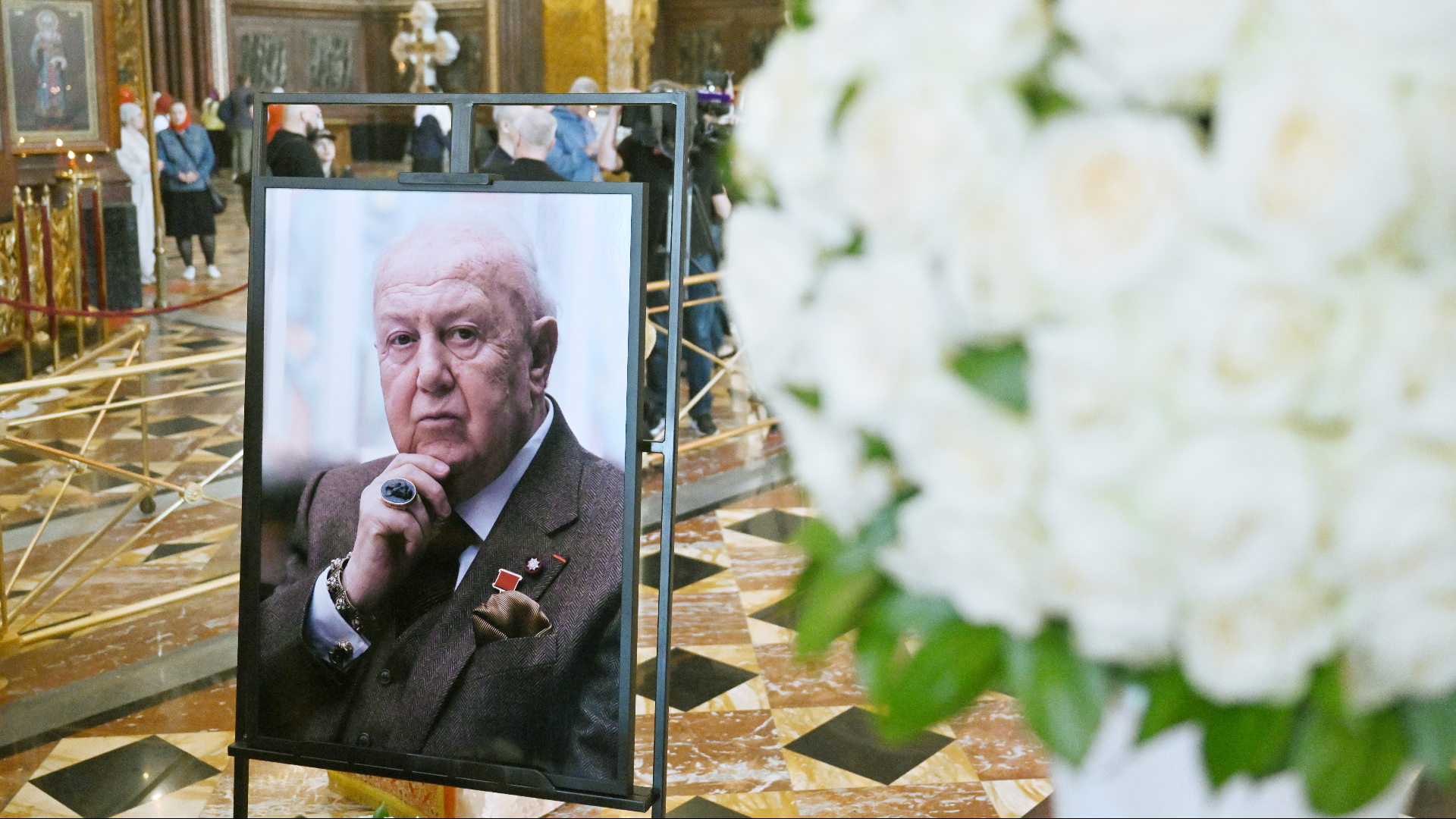 Женщина попыталась сделать селфи с покойным Церетели во время похорон