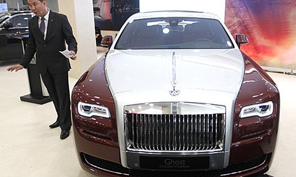 Россияне купили рекордное число Rolls-Royce вопреки падению доходов