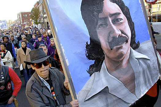Митинг в поддержку Леонарда Пелтиера в городе Плимут, штат Массачусетс, США, 2001