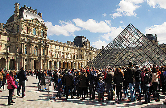 Лувр повышает стоимость билетов для туристов из стран вне ЕС
