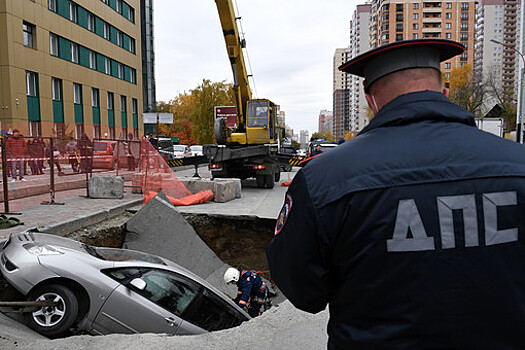 В Москве автомобиль въехал в ограждение и свалился в котлован