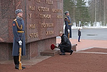 Путин возложил цветы к мемориалу воинам, павшим на Невском пятачке