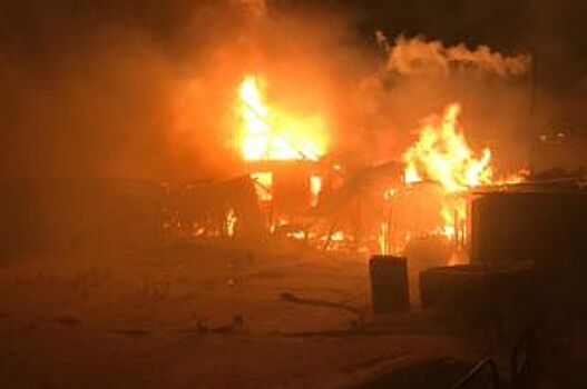 В Омской области пожар уничтожил жилой дом и постройки