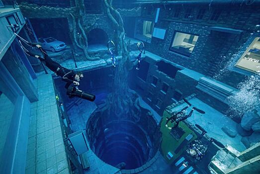 Бассейн глубиной 60 метров открылся в Дубаи