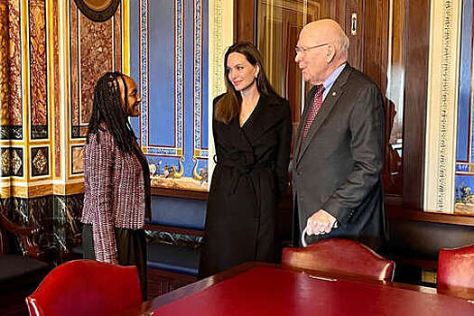 Анджелина Джоли опубликовала фото с дочерью на встрече с президентом Сената США