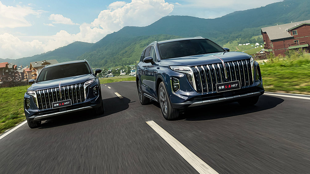 В России в ближайшее время в продаже появится премиальный кроссовер Hongqi HS7 нового поколения. Автомобиль получит 245-сильный бензиновый турбомотор в связке с 8-ступенчатой автоматической коробкой передач и полным приводом. Новинка отличается переработанным оформлением кузова и интерьера, а также более богатым, нежели предшественник, оснащением.