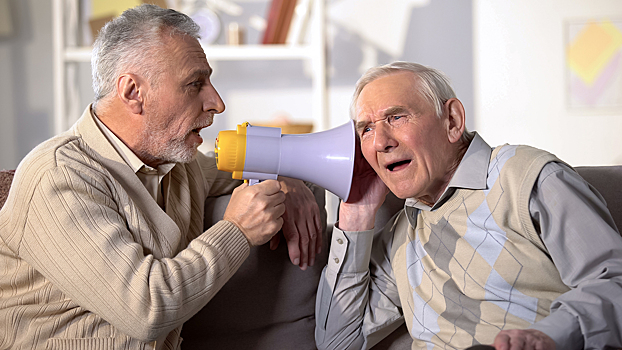 Врач рассказал, как сохранить слух после 60