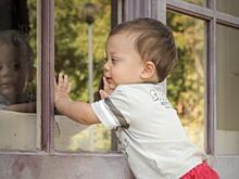 СМИ: двухлетний ребенок выпал из окна четвертого этажа в Ставрополе