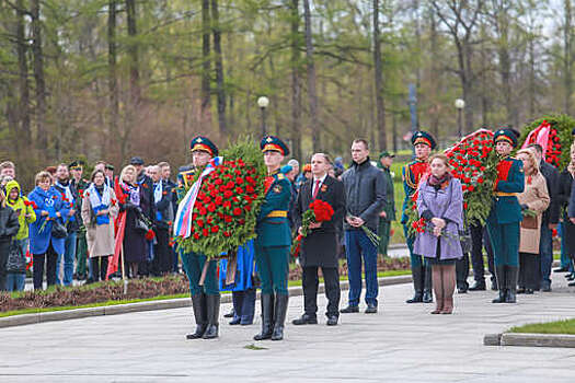 Депутат Романов возложил цветы к монументу на Пискаревском кладбище