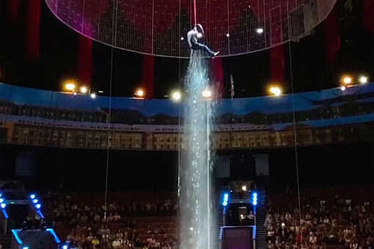 Под зрителем, попробовавшим себя в роли акробата, случайно включили фонтан в Московском цирке