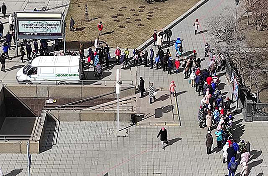 Новосибирцы выстроились в очередь на площади Ленина за конфетами