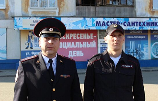 На Урале наградят полицейских, спасших четверых детей из горящей квартиры