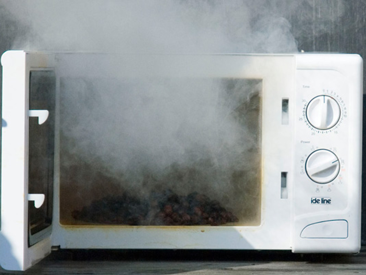 Горелая микроволновка. Микроволновка и фольга. Может ли микроволновка загореться. Искрит микроволновка внутри cp1395str. Микроволновая печь взорвалась.