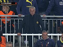 Моуринью удален в матче с «МЮ». Тренер «Фенербахче» возмущался решением Тюрпена не назначать пенальти после падения Осейи-Сэмюэла