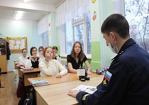 Военнослужащие Ульяновского соединения ВДВ провели Урок мужества  и выставку экипировки и оружия в городской школе