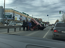 «Отлетело колесо, вписалась в отбойник». На Ларина произошло ДТП с двумя иномарками