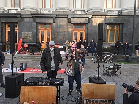 Под окнами Зеленского активисты устроили антикоррупционную дискотеку