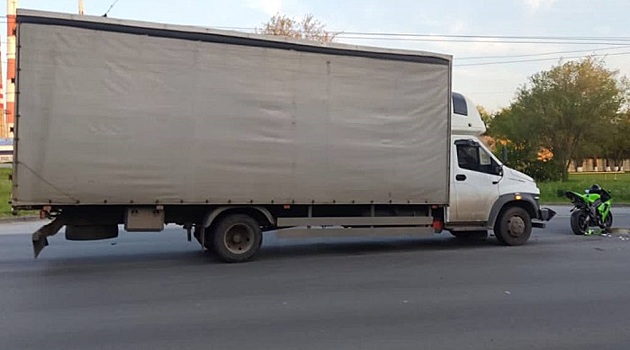 Поехал на красный: в Волгодонске мотоциклист врезался в грузовик