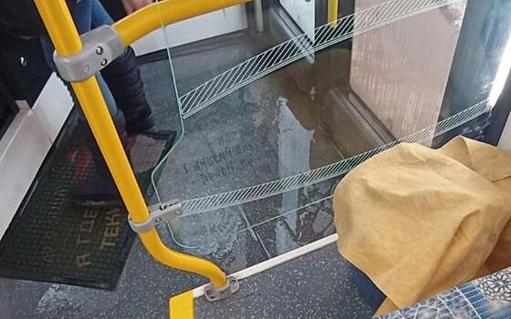 В Рязани новый троллейбус «Адмирал» затапливает водой