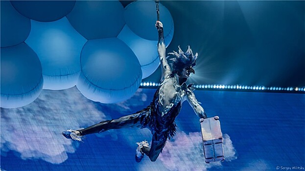 Длинной вереницей летим за синей птицей