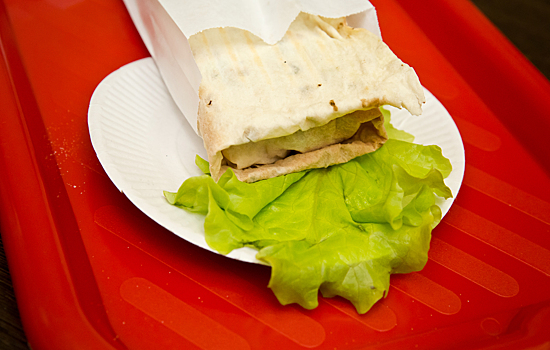 Мужчина избил до потери сознания незнакомца из-за шаурмы в Кузбассе