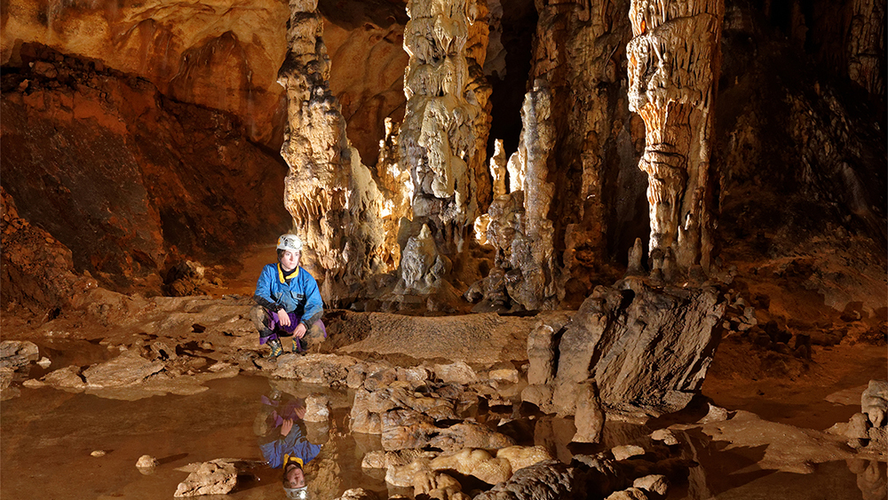 Следы древних людей найдены в пещерах, которые и в наше время недоступны без снаряжения