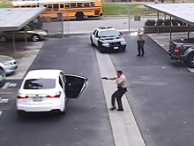 Полицейские выпустили 34 пули в водителя автомобиля в США. Видео